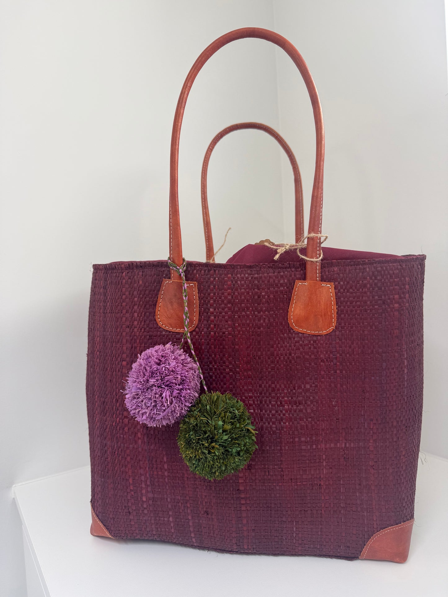 Lolo Deco Handmade Madagascar Tas – Burgundy | Gevlochten handtas